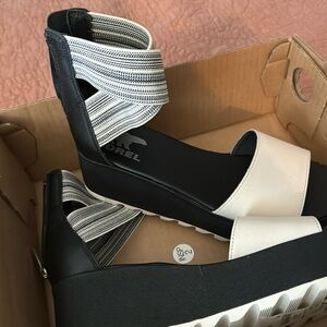 Women NIB Sorel Sandals